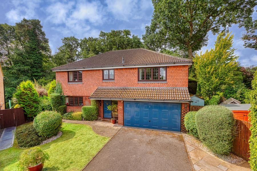 Colville Gardens, Lightwater, Surrey, GU18 5QQ