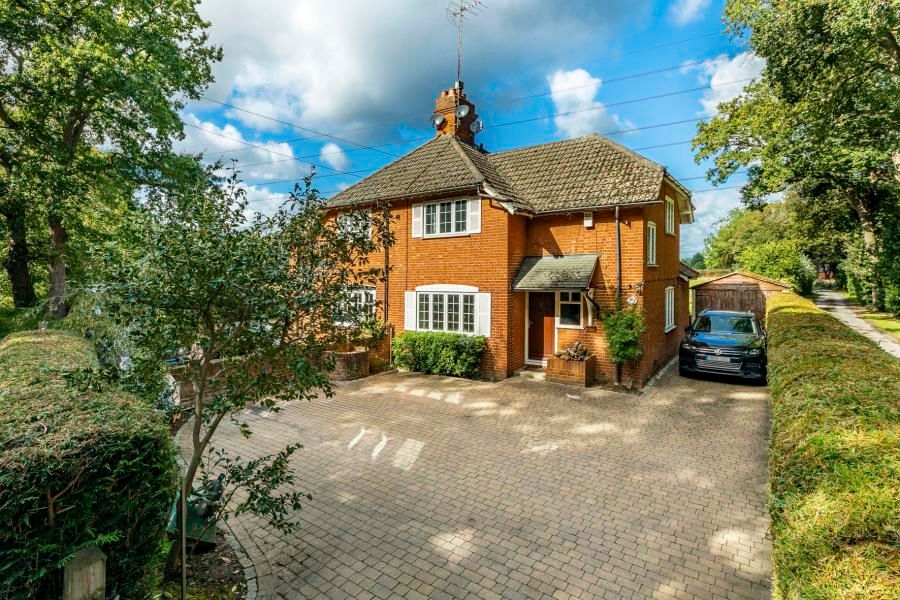 Longcross Road, Chertsey, Surrey, KT16 0DN