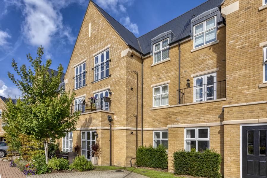 Queenswood Crescent, Englefield Green, Surrey, TW20 0AT