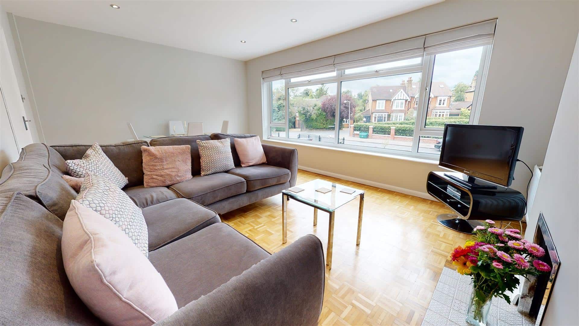 1 bed flat for sale in Connaught Avenue, Loughton Elliott James