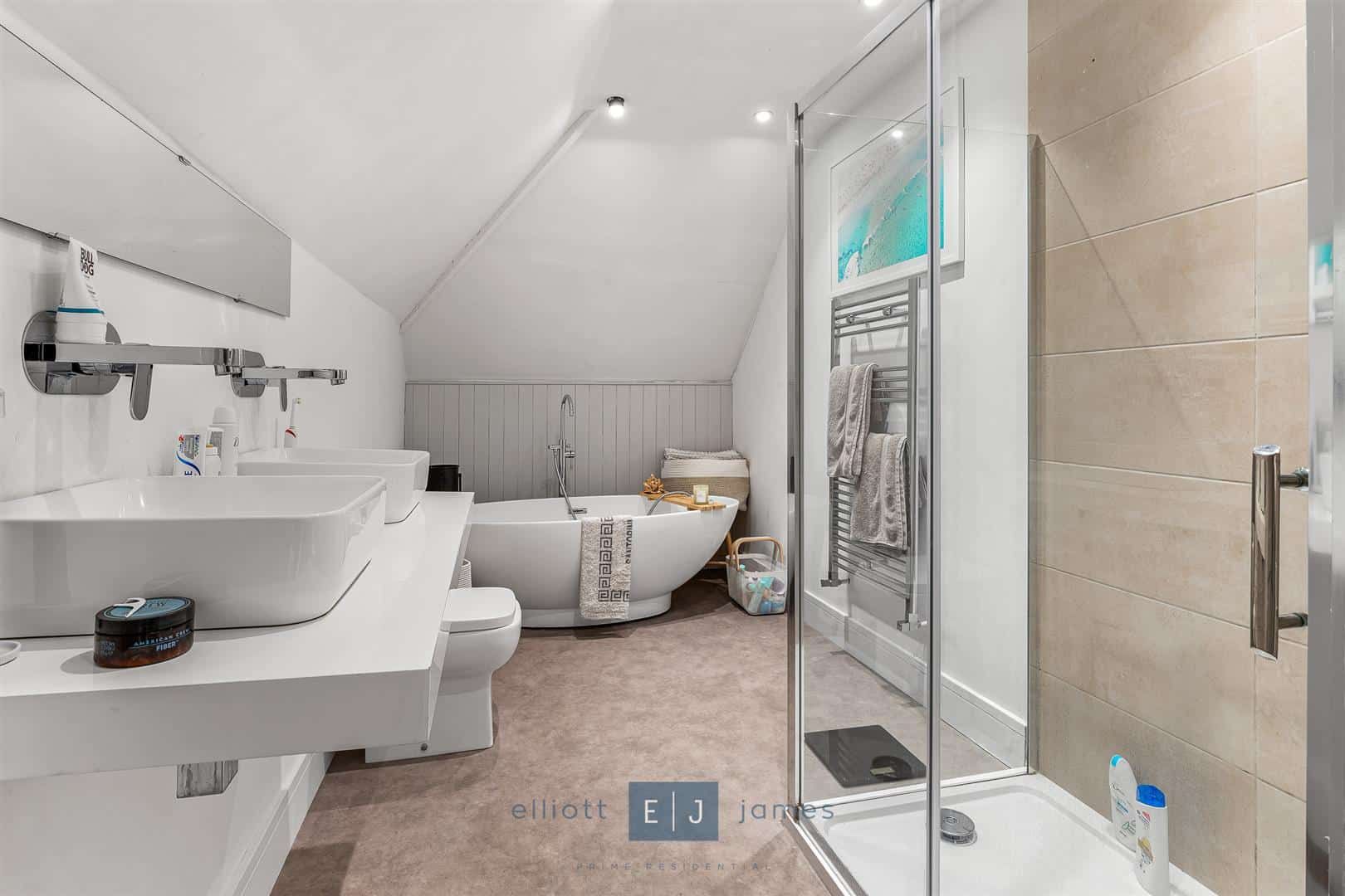 2 bed semidetached house for sale in Stradbroke Grove, Buckhurst Hill