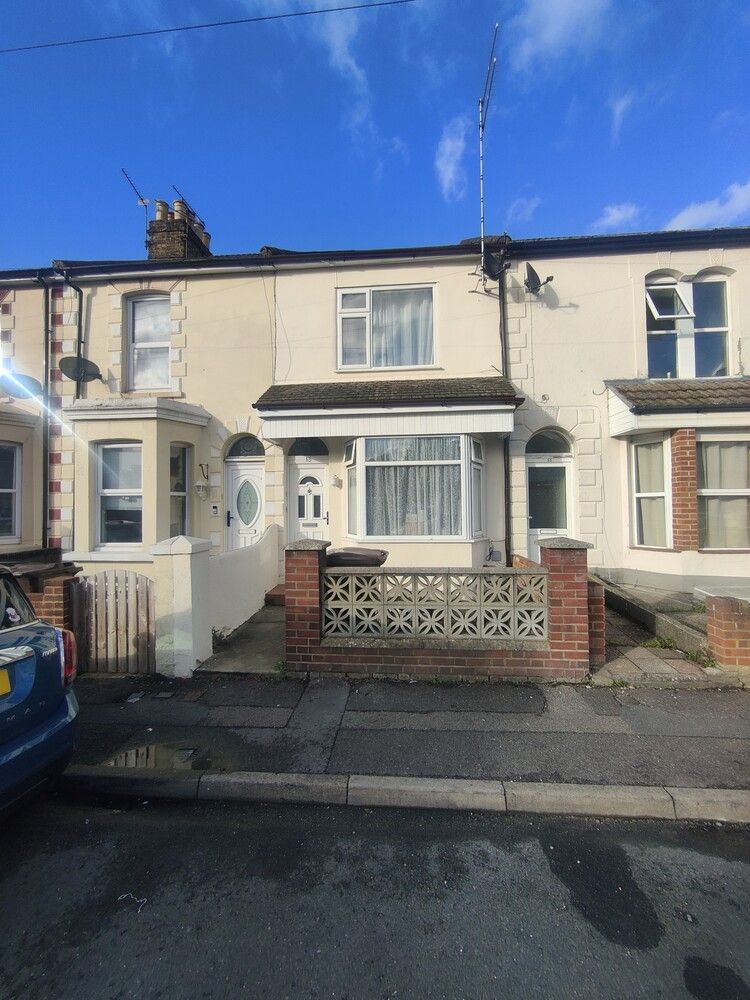 Top Floor Flat, 13 Waterloo Road, Gillingham, Kent, ME7 4SA