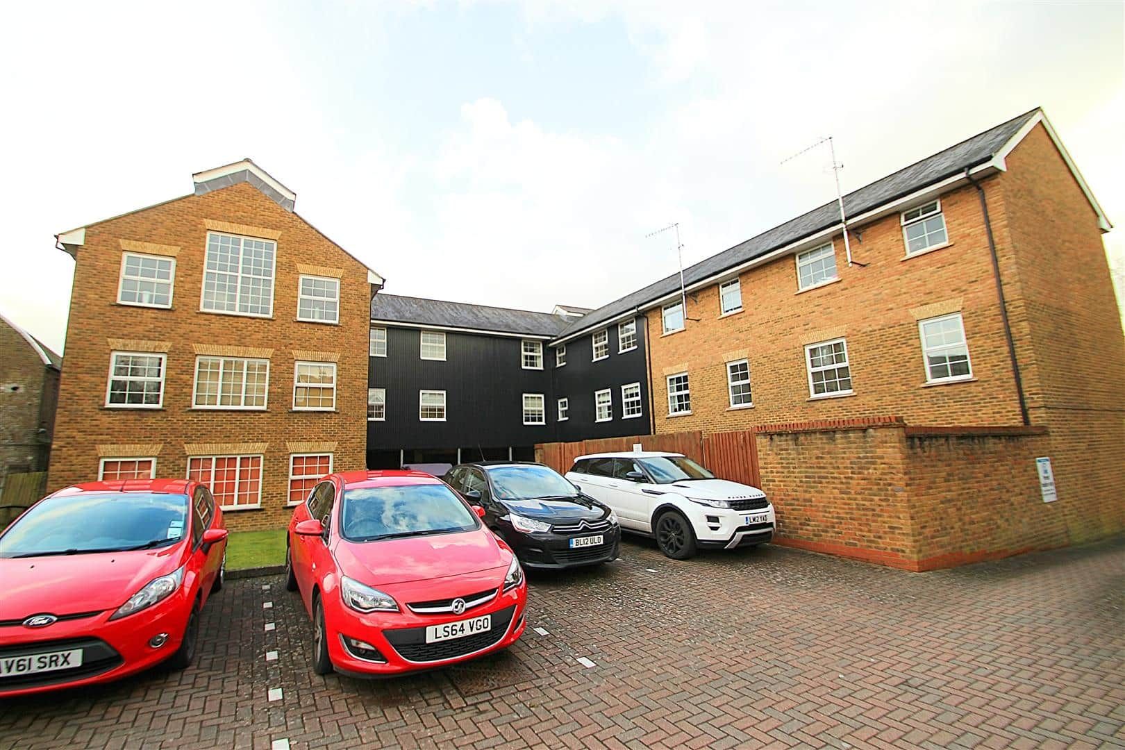 Fourdrinier Way, Apsley, Hemel Hempstead, Herts, HP3 9RP