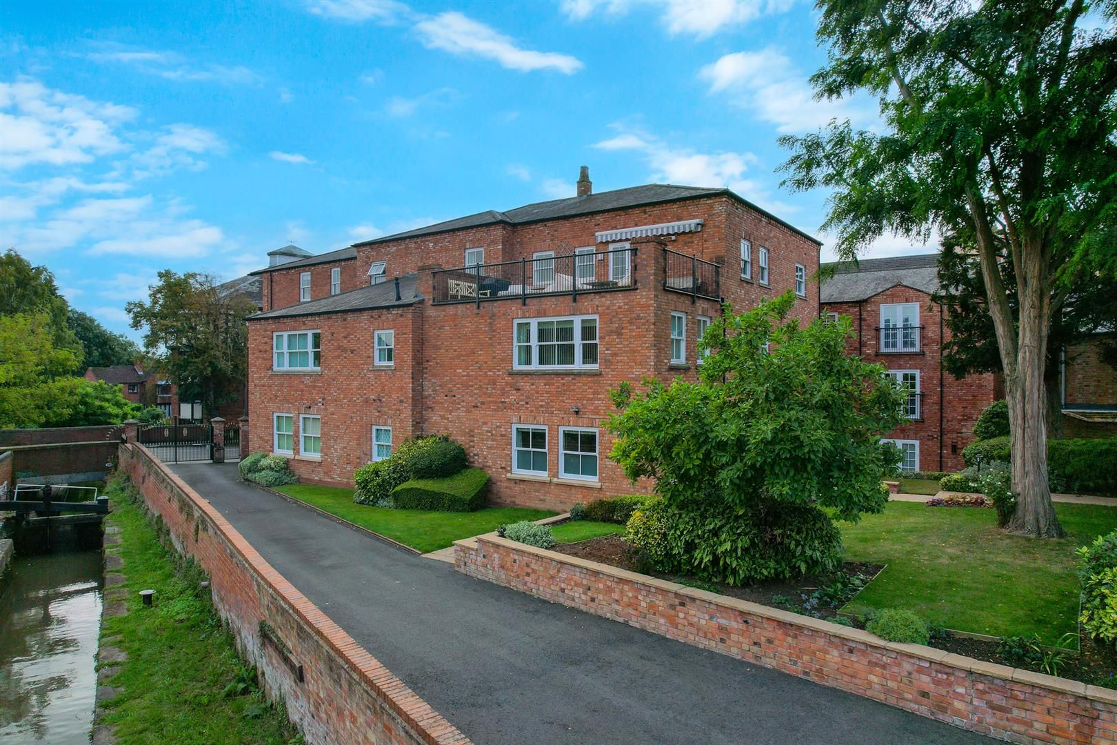 Olivers Lock, Payton Street, Stratford-Upon-Avon, CV37 6PS