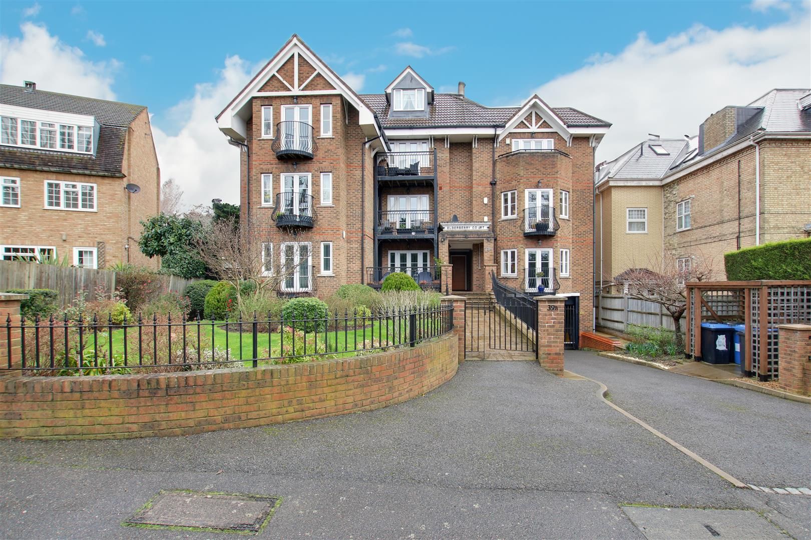 39B Bycullah Road, Enfield, EN2 8FF