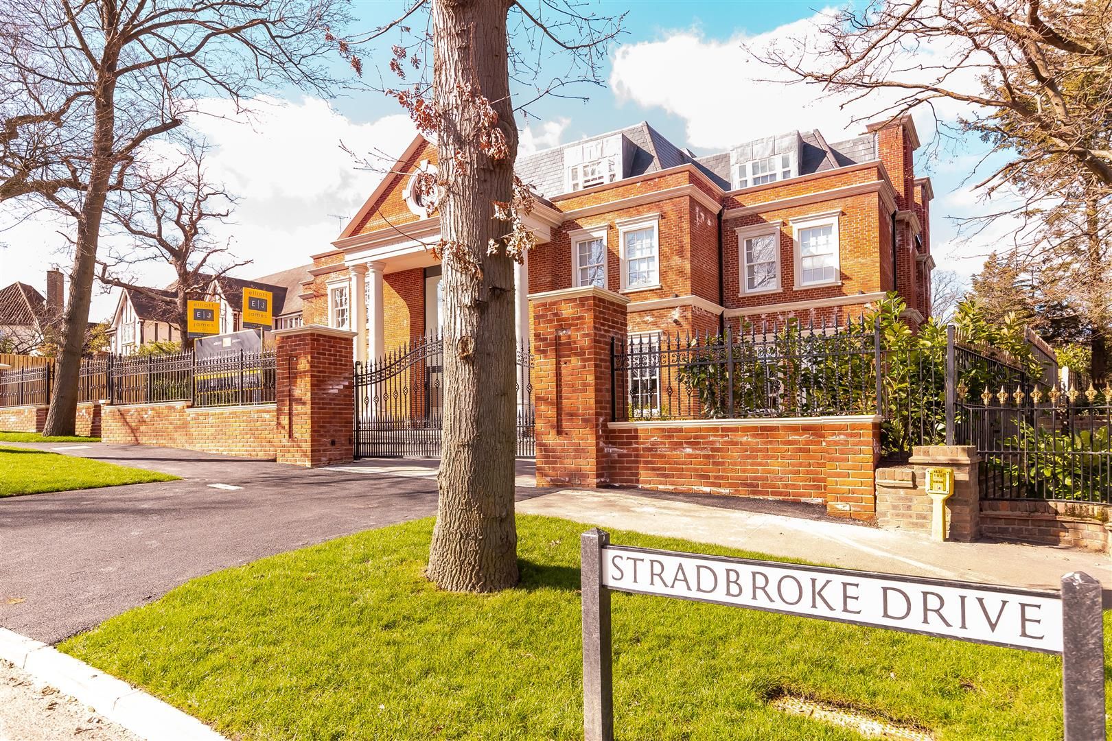 2 bed flat for sale in Tamara Court, Stradbroke Drive, Chigwell