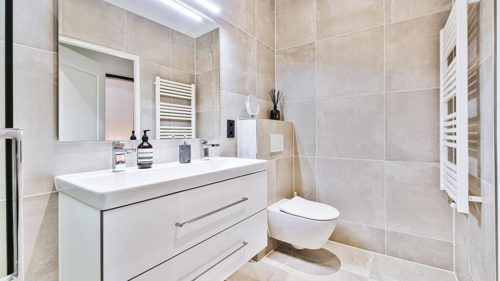 Ensuite advice: should you create an extra bathroom?