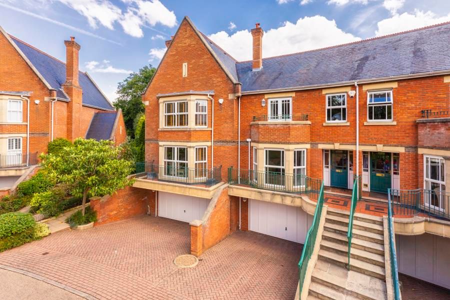 Sandy Lane, Virginia Water, Surrey, GU25 4TA