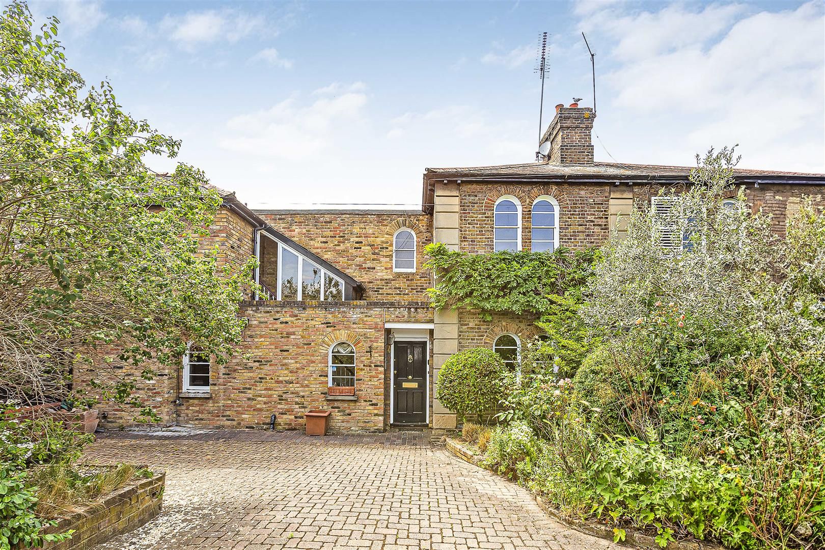 Model Cottages, London, SW14 7PH