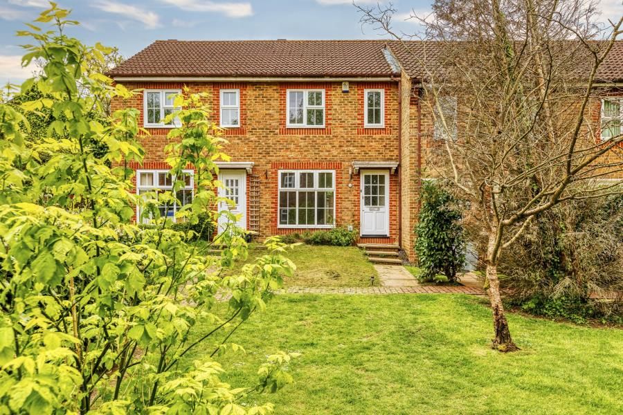 Irvine Place, Virginia Water, Surrey, GU25 4DQ