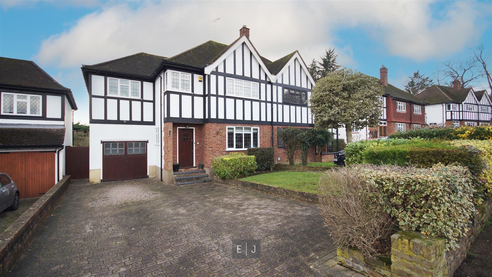 4 bed semidetached house for sale in Spring Grove, Loughton Elliott
