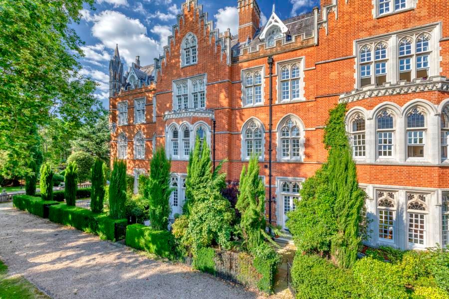 Holloway Drive, Virginia Water, Surrey, GU25 4SY