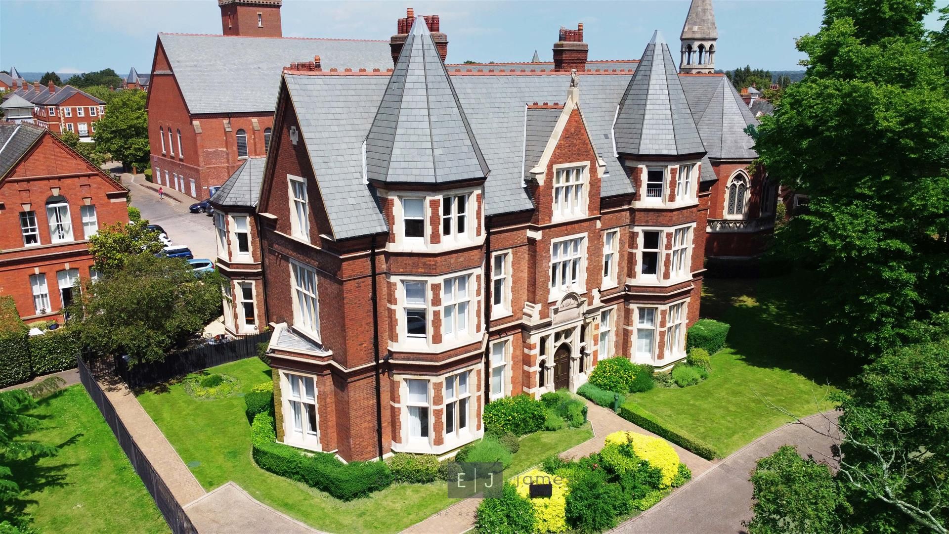 3 bed flat to rent in Montague House, Repton Park, Woodford Green