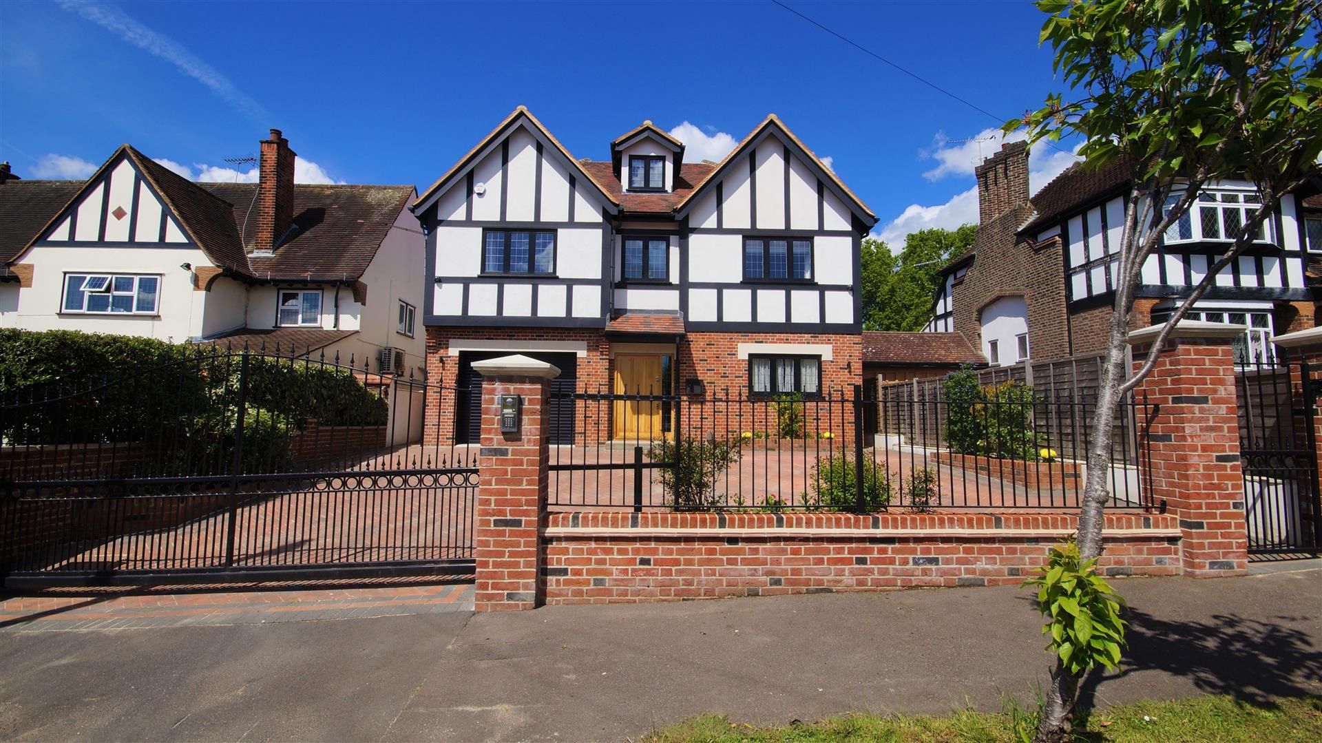5 bed detached house for sale in Stradbroke Grove, Buckhurst Hill