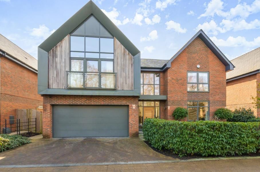 Churchill Drive, Longcross, Surrey, KT16 0BY