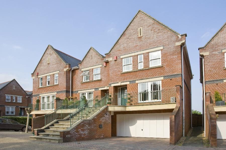 Pinel Close, Virginia Water, Surrey, GU25 4SP