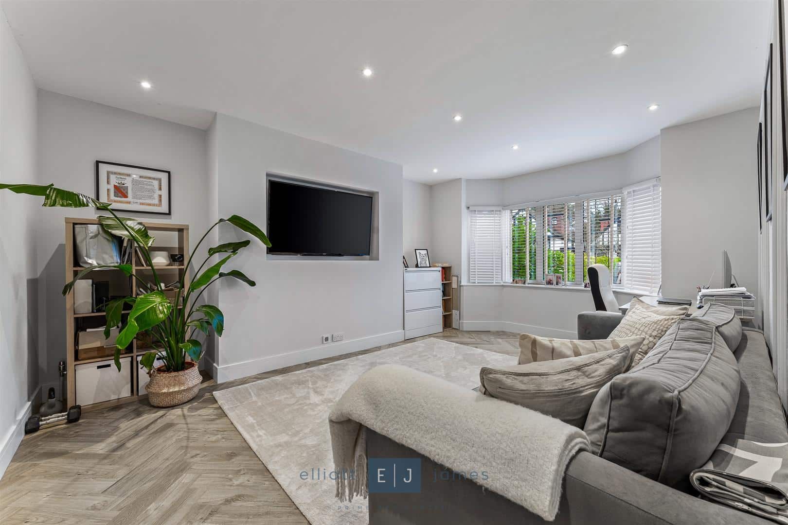 2 bed semidetached house for sale in Stradbroke Grove, Buckhurst Hill