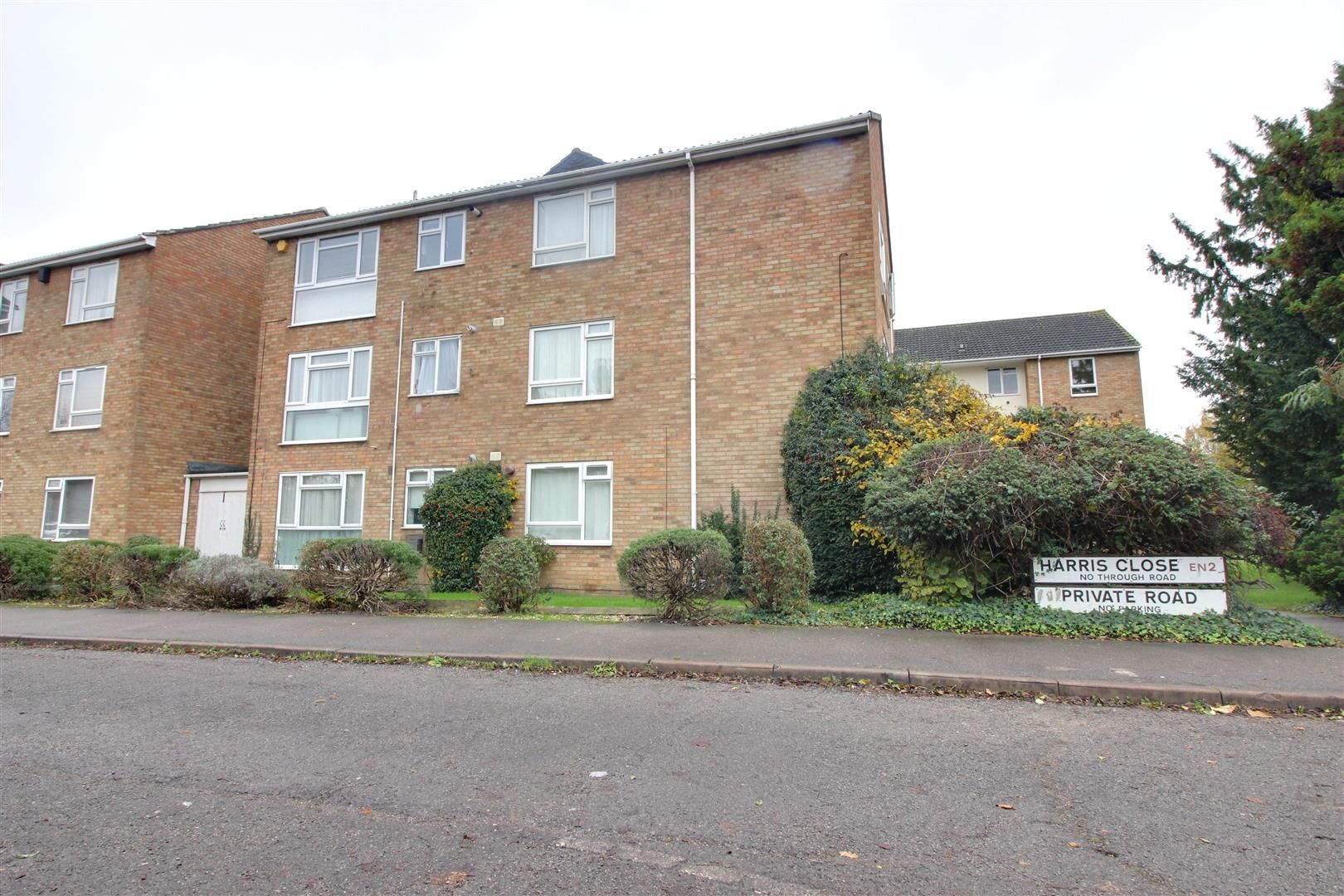 Harris Close, Enfield, EN2 8BB