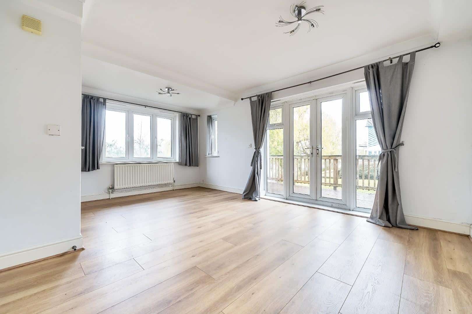 4 bed semidetached house for sale in The Lakes, Larkfield, Aylesford