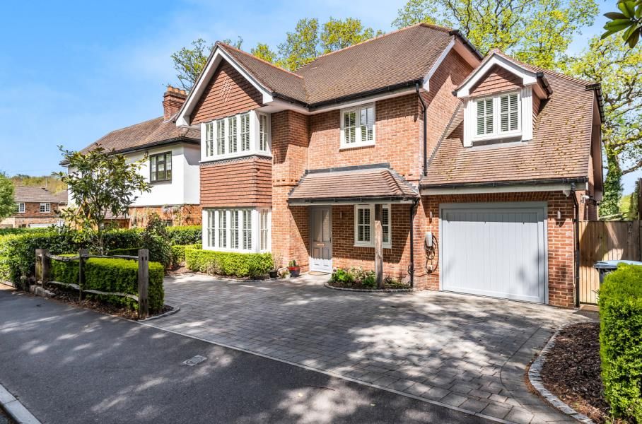 Wellington Avenue, Virginia Water, Surrey, GU25 4HU