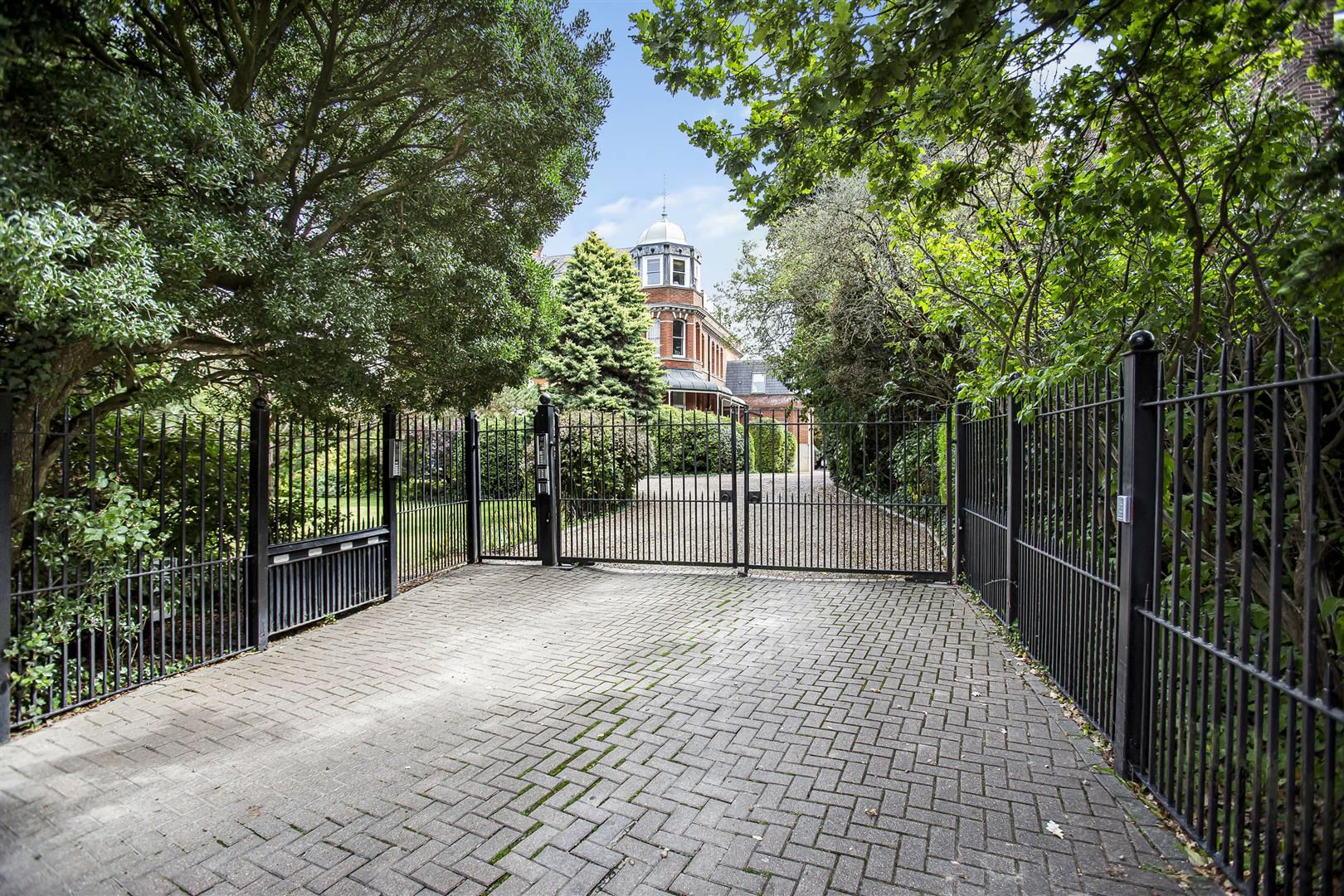 Putney Hill, Putney, London, SW15 6RT