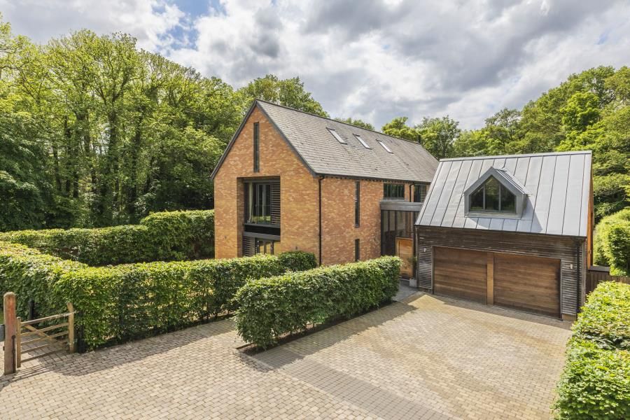 Longcross Road, Longcross, Surrey, KT16 0BB